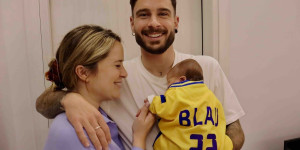 Κιτρινομπλέ ευχές σε Μούμο για το... αστεράκι του