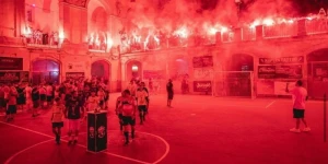 H φυλακή που έγινε γήπεδο για να γιορτάσει το πάθος της για το ποδόσφαιρο ολόκληρη η Νάπολη (video)