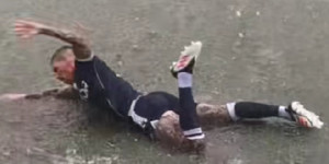 Ο Τριανταφυλλόπουλος βούτηξε στην "πισίνα" του γήπεδου του φιλικού με τη Νέφτσι (vid)