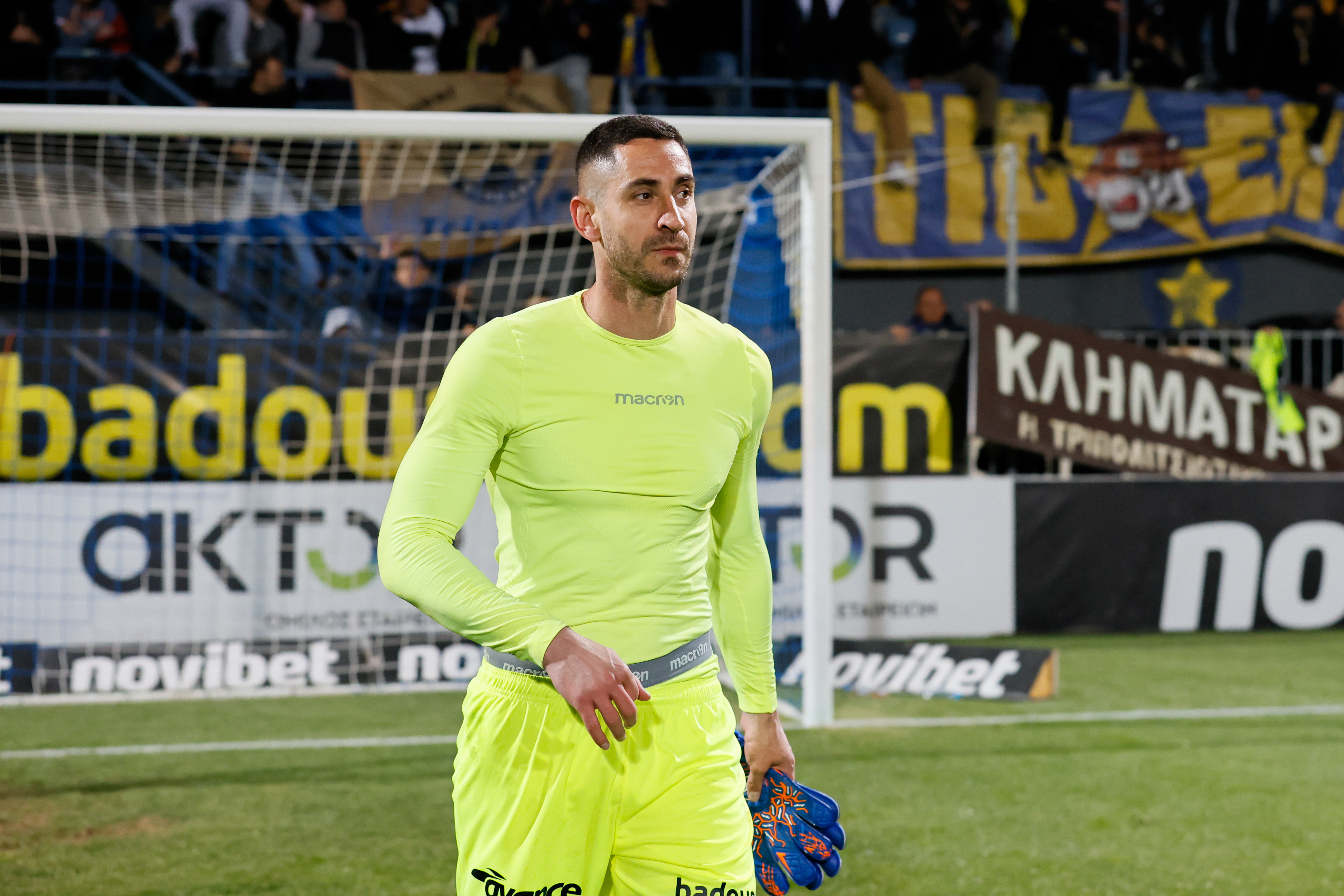 Το απόλυτο one man show του Παπαδόπουλου -  Έπιασε πέναλτι και έγινε… οργανωτής στην κερκίδα