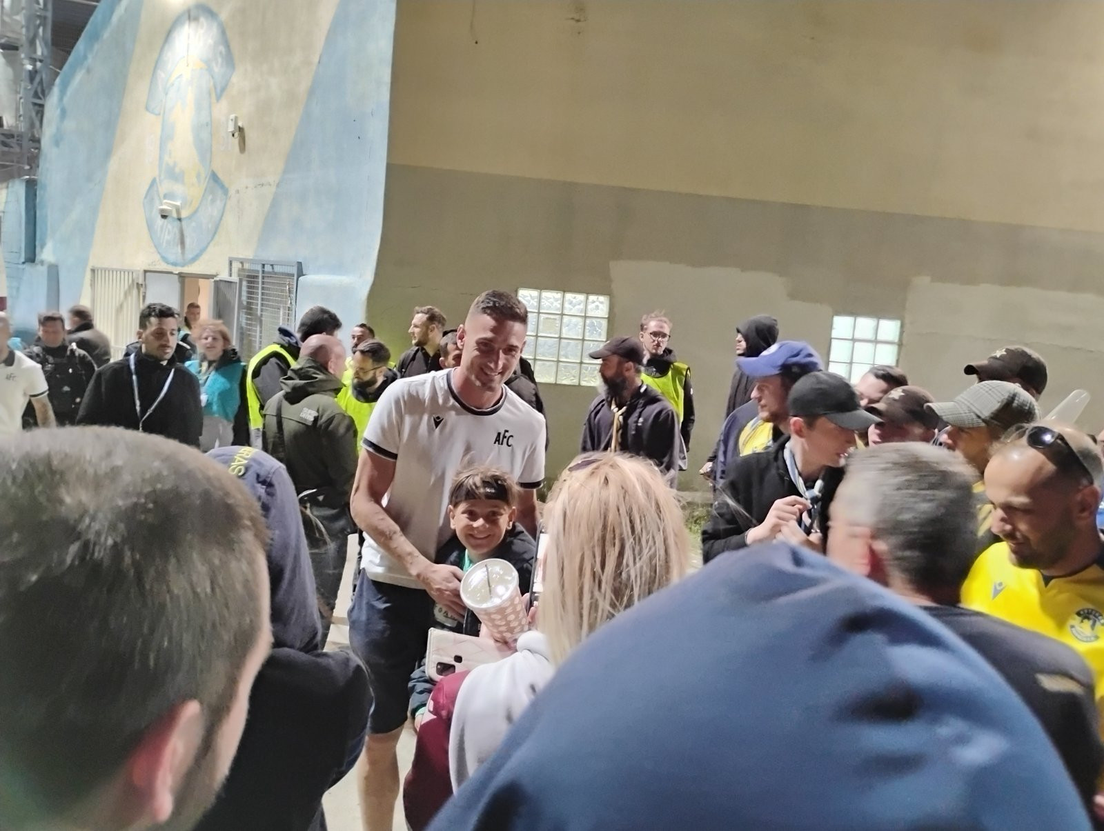 Τρέλα και αποθέωση για τον «χρυσό» σκόρερ Μακέντα