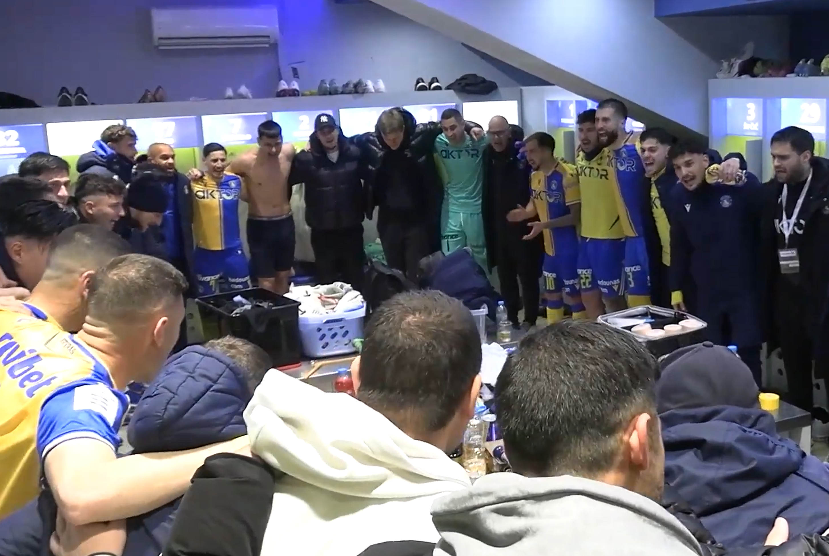 Ο χορός στη βροχή, οι έξαλλοι πανηγυρισμοί και η παρακάμερα από την "τριάρα"