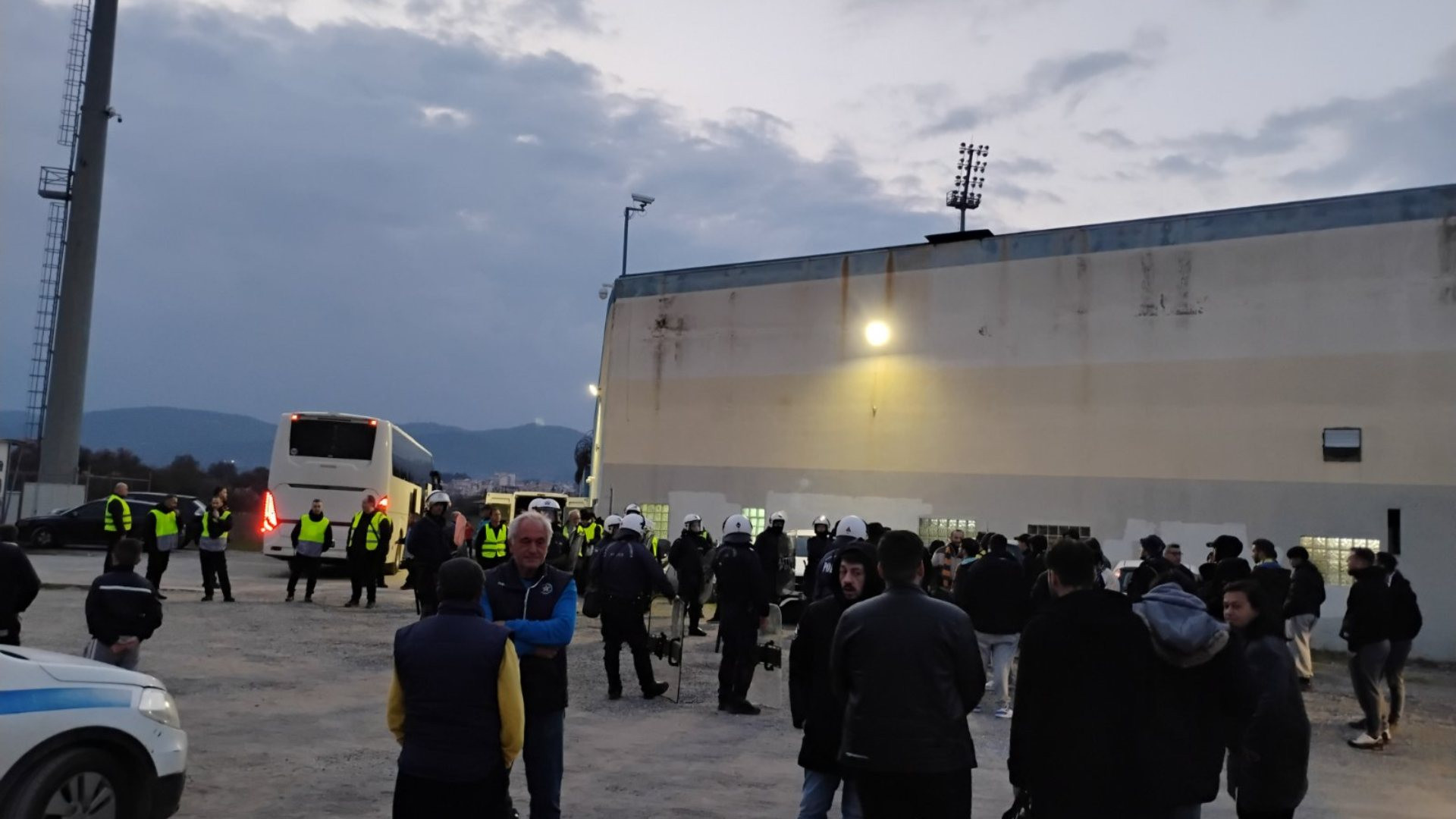 Φίλοι του Αστέρα τα "έψαλαν" στους παίκτες έξω από το γήπεδο