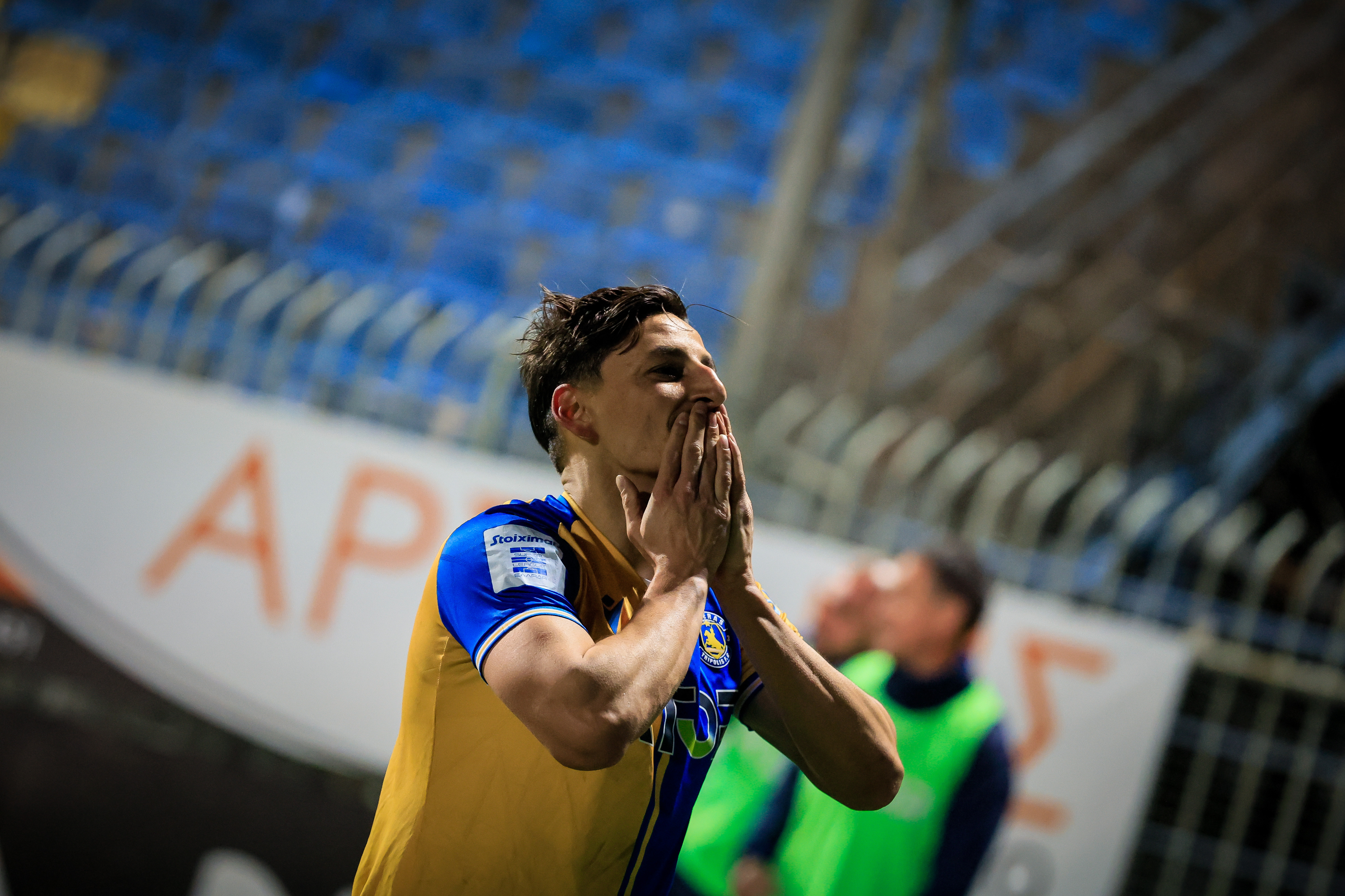 Ποντάρει μόνο στον εαυτό του και τον κόσμο του