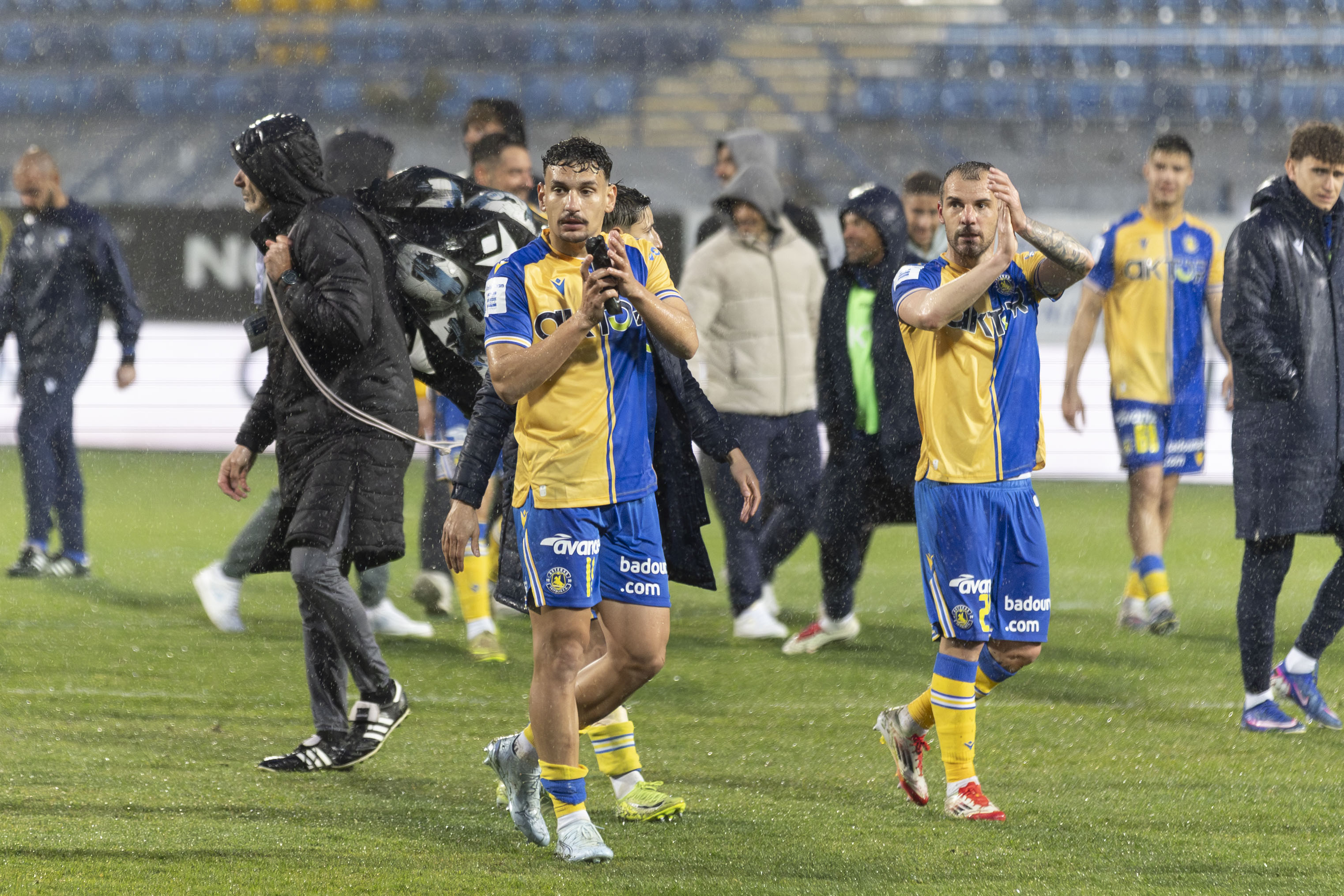 Παιδιά, όμως είμαστε ακόμη τελευταίοι…